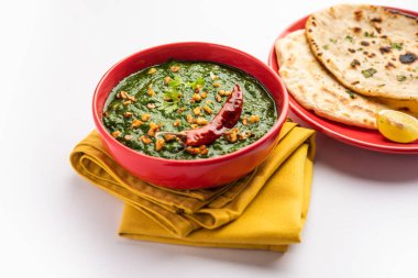 lasooni palak recipe or dhaba style garlic spinach curry, Indian main course served with naan