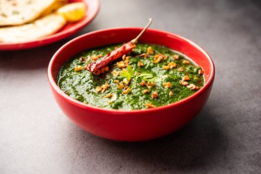 lasooni palak recipe or dhaba style garlic spinach curry, Indian main course served with naan