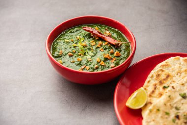 lasooni palak recipe or dhaba style garlic spinach curry, Indian main course served with naan