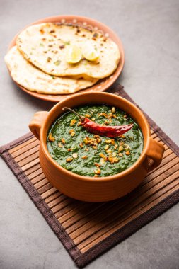 lasooni palak recipe or dhaba style garlic spinach curry, Indian main course served with naan