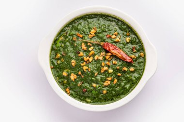 lasooni palak recipe or dhaba style garlic spinach curry, Indian main course served with naan