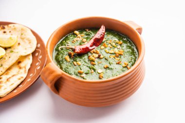 lasooni palak recipe or dhaba style garlic spinach curry, Indian main course served with naan
