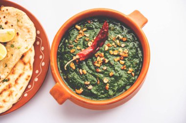 lasooni palak recipe or dhaba style garlic spinach curry, Indian main course served with naan