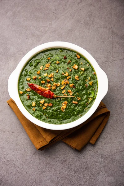 lasooni palak recipe or dhaba style garlic spinach curry, Indian main course served with naan