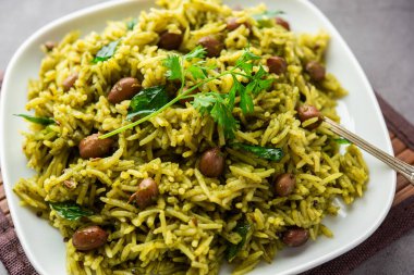 Palak khichdi is a one pot nutritious meal of mung lentils and rice with spinach, Indian food
