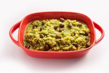 Palak khichdi is a one pot nutritious meal of mung lentils and rice with spinach, Indian food