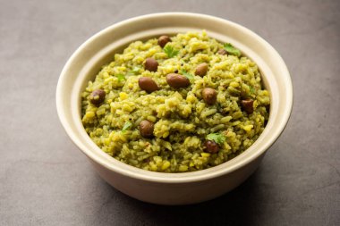 Palak khichdi is a one pot nutritious meal of mung lentils and rice with spinach, Indian food