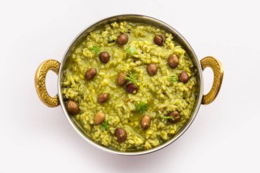 Palak khichdi is a one pot nutritious meal of mung lentils and rice with spinach, Indian food