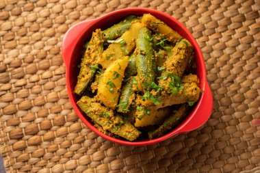 Aloo Potol or Dalna Recipe is a traditional sabzi from bengal made with potato & pointed gourd
