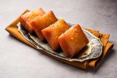 Chitrakoot, chitrakut Paneer, un, irmik, khoya ve şekerden yapılan Bengali hindistanlısıdır.