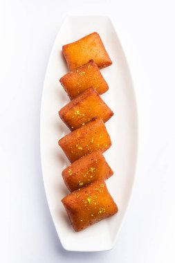 Chitrakoot, chitrakut Paneer, un, irmik, khoya ve şekerden yapılan Bengali hindistanlısıdır.