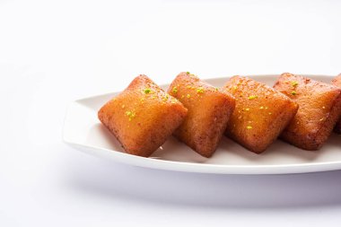 Chitrakoot, chitrakut Paneer, un, irmik, khoya ve şekerden yapılan Bengali hindistanlısıdır.