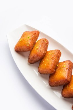 Chitrakoot, chitrakut Paneer, un, irmik, khoya ve şekerden yapılan Bengali hindistanlısıdır.