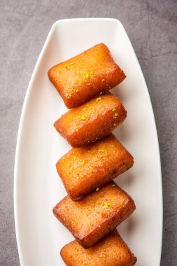 Chitrakoot, chitrakut Paneer, un, irmik, khoya ve şekerden yapılan Bengali hindistanlısıdır.