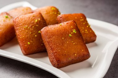 Chitrakoot, chitrakut Paneer, un, irmik, khoya ve şekerden yapılan Bengali hindistanlısıdır.