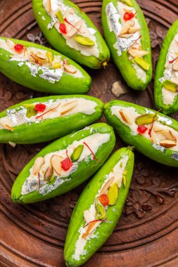 Parwal Mithai, Parval Pak adında popüler bir Kuzey Hindistan tatlısıdır. Sivri su kabağı ve khoya kullanarak yapılır.