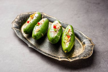 Parwal Mithai, Parval Pak adında popüler bir Kuzey Hindistan tatlısıdır. Sivri su kabağı ve khoya kullanarak yapılır.