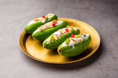 Parwal Mithai, Parval Pak adında popüler bir Kuzey Hindistan tatlısıdır. Sivri su kabağı ve khoya kullanarak yapılır.