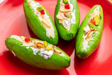 Parwal Mithai, Parval Pak adında popüler bir Kuzey Hindistan tatlısıdır. Sivri su kabağı ve khoya kullanarak yapılır.