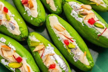 Parwal Mithai, Parval Pak adında popüler bir Kuzey Hindistan tatlısıdır. Sivri su kabağı ve khoya kullanarak yapılır.