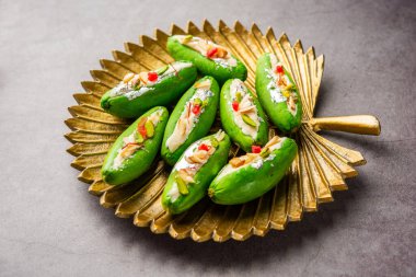 Parwal Mithai, Parval Pak adında popüler bir Kuzey Hindistan tatlısıdır. Sivri su kabağı ve khoya kullanarak yapılır.