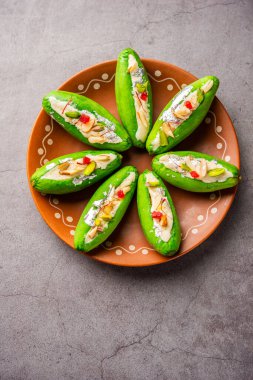 Parwal Mithai, Parval Pak adında popüler bir Kuzey Hindistan tatlısıdır. Sivri su kabağı ve khoya kullanarak yapılır.