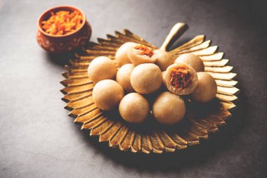 Kozhukatta veya koli pidi pirinç unu, hindistan cevizi ve jaggery ile yapılan buharda pişirilmiş hamur tatlısı.