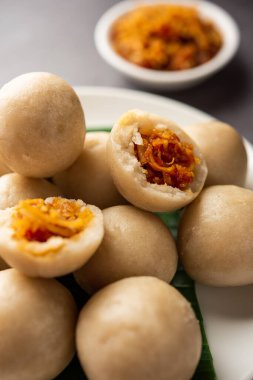 Kozhukatta veya koli pidi pirinç unu, hindistan cevizi ve jaggery ile yapılan buharda pişirilmiş hamur tatlısı.