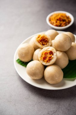 Kozhukatta veya koli pidi pirinç unu, hindistan cevizi ve jaggery ile yapılan buharda pişirilmiş hamur tatlısı.