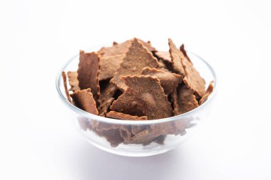 Ragi Chips veya Nachni veya parmak darı gofretleri, Hint sağlıklı atıştırmalıkları.