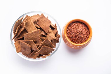 Ragi Chips veya Nachni veya parmak darı gofretleri, Hint sağlıklı atıştırmalıkları.