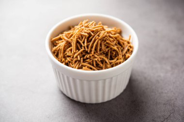 Nachni ya da Ragi Sev parmak değirmenlerinden yapılan lezzetli bir çıtır eriştedir, sağlıklı Hint yemeğidir.