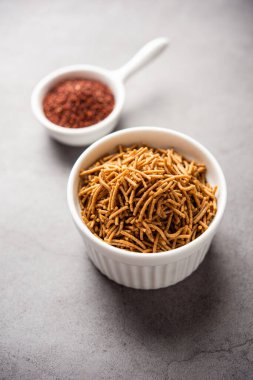 Nachni ya da Ragi Sev parmak değirmenlerinden yapılan lezzetli bir çıtır eriştedir, sağlıklı Hint yemeğidir.