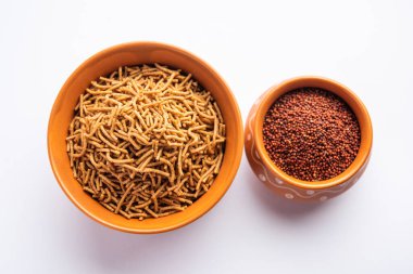 Nachni ya da Ragi Sev parmak değirmenlerinden yapılan lezzetli bir çıtır eriştedir, sağlıklı Hint yemeğidir.