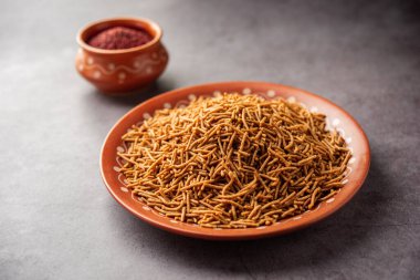 Nachni ya da Ragi Sev parmak değirmenlerinden yapılan lezzetli bir çıtır eriştedir, sağlıklı Hint yemeğidir.