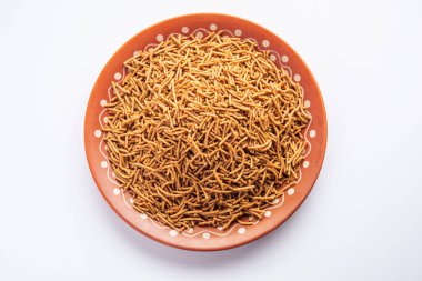 Nachni ya da Ragi Sev parmak değirmenlerinden yapılan lezzetli bir çıtır eriştedir, sağlıklı Hint yemeğidir.