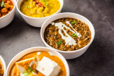 Hint vejetaryen yemekleri grubu, sıcak ve baharatlı Punjab mutfağı kâselerdeki yemek çeşitleri.