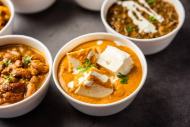 Hint vejetaryen yemekleri grubu, sıcak ve baharatlı Punjab mutfağı kâselerdeki yemek çeşitleri.