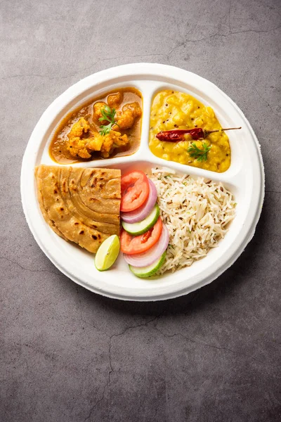 Indyjski Talerz Mini Posiłek Lub Combo Thali Gobi Masala Roti — Zdjęcie stockowe