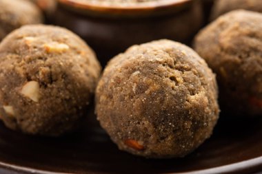 Bajra Atta Ladoo ya da kuler laddoo - Millet un Laddu, Hindistan 'dan popüler bir kış atıştırmalığı.