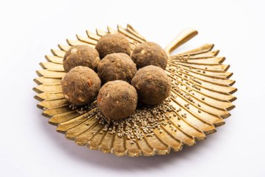 Bajra Atta Ladoo ya da kuler laddoo - Millet un Laddu, Hindistan 'dan popüler bir kış atıştırmalığı.