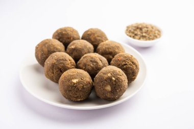 Bajra Atta Ladoo ya da kuler laddoo - Millet un Laddu, Hindistan 'dan popüler bir kış atıştırmalığı.