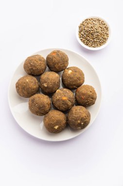 Bajra Atta Ladoo ya da kuler laddoo - Millet un Laddu, Hindistan 'dan popüler bir kış atıştırmalığı.
