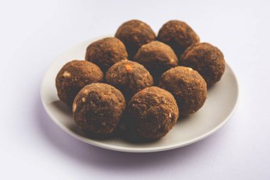Bajra Atta Ladoo ya da kuler laddoo - Millet un Laddu, Hindistan 'dan popüler bir kış atıştırmalığı.