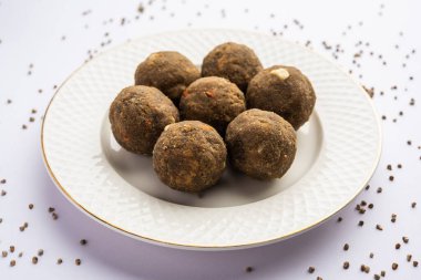 Bajra Atta Ladoo ya da kuler laddoo - Millet un Laddu, Hindistan 'dan popüler bir kış atıştırmalığı.