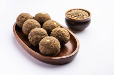 Bajra Atta Ladoo ya da kuler laddoo - Millet un Laddu, Hindistan 'dan popüler bir kış atıştırmalığı.