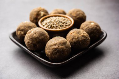 Bajra Atta Ladoo ya da kuler laddoo - Millet un Laddu, Hindistan 'dan popüler bir kış atıştırmalığı.
