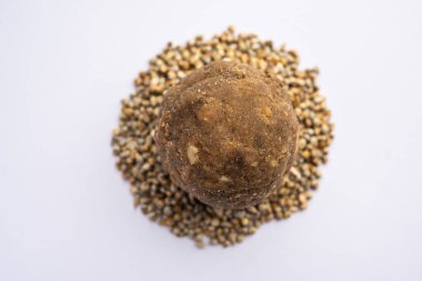 Bajra Atta Ladoo ya da kuler laddoo - Millet un Laddu, Hindistan 'dan popüler bir kış atıştırmalığı.