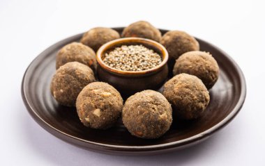 Bajra Atta Ladoo ya da kuler laddoo - Millet un Laddu, Hindistan 'dan popüler bir kış atıştırmalığı.