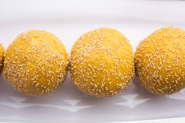 Khas khas besan laddu ya da haşhaş tohumu ve nohut unu laddo